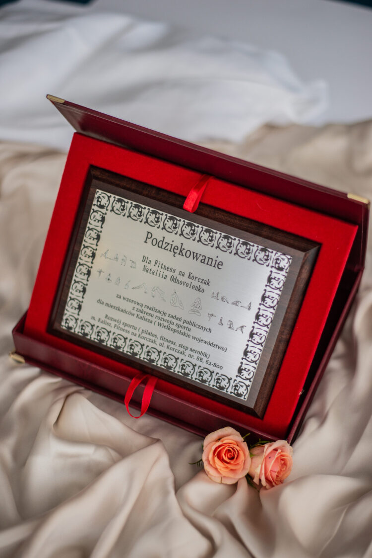 Podziękowanie/dyplom/certyfikat na podkładzie drewnianym w reprezantacyjnym opakowaniu. Grawerowanie laserowe. - obrazek 4
