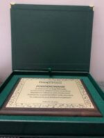 Podziękowanie/dyplom/certyfikat na podkładzie drewnianym w reprezentacyjnym opakowaniu. Grawerowanie laserowe. ZIELONY/ZŁOTY - obrazek 3
