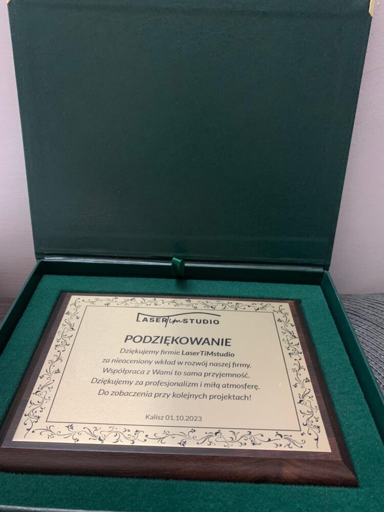 Podziękowanie/dyplom/certyfikat na podkładzie drewnianym w reprezentacyjnym opakowaniu. Grawerowanie laserowe. ZIELONY/ZŁOTY - obrazek 5