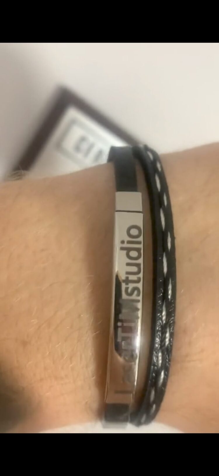 Bransoletka męska – stal szlachetna, Skórzana. Kolor blaszki - srebrny. Personalizacja. Logo, tekst - obrazek 4