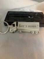 Brelok do kluczy w kształcie TIRa, dwustronny, wykonany z metalu, pakowany w czarny kartonik. Personalizacja! - obrazek 7
