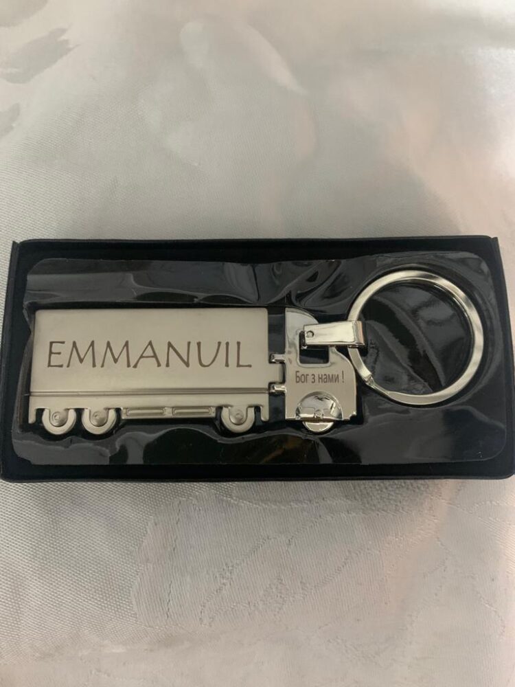 Brelok do kluczy w kształcie TIRa, dwustronny, wykonany z metalu, pakowany w czarny kartonik. Personalizacja! - obrazek 8