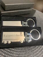 Brelok do kluczy w kształcie TIRa, dwustronny, wykonany z metalu, pakowany w czarny kartonik. Personalizacja! - obrazek 6