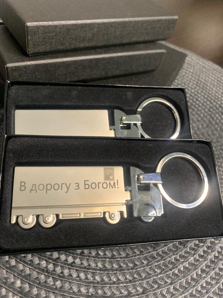 Brelok do kluczy w kształcie TIRa, dwustronny, wykonany z metalu, pakowany w czarny kartonik. Personalizacja! - obrazek 6