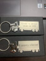 Brelok do kluczy w kształcie TIRa, dwustronny, wykonany z metalu, pakowany w czarny kartonik. Personalizacja! - obrazek 5