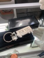 Brelok do kluczy w kształcie TIRa, dwustronny, wykonany z metalu, pakowany w czarny kartonik. Personalizacja!