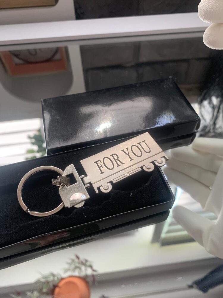 Brelok do kluczy w kształcie TIRa, dwustronny, wykonany z metalu, pakowany w czarny kartonik. Personalizacja! - obrazek 4