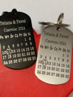 Parne metalowe breloki dla zakochanych. 2 szt. Kalendarz. Personalizacja! - obrazek 3