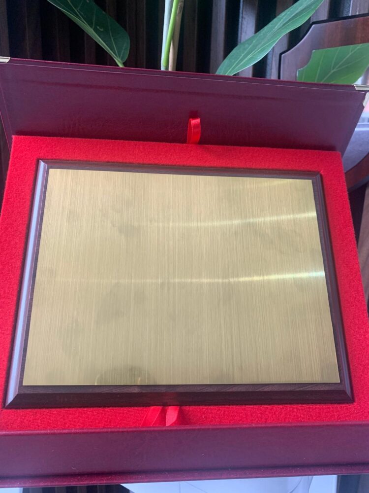 Podziękowanie/dyplom/certyfikat na podkładzie drewnianym w reprezentacyjnym opakowaniu! Personalizacja! CZERWONY/ZŁOTY - obrazek 2