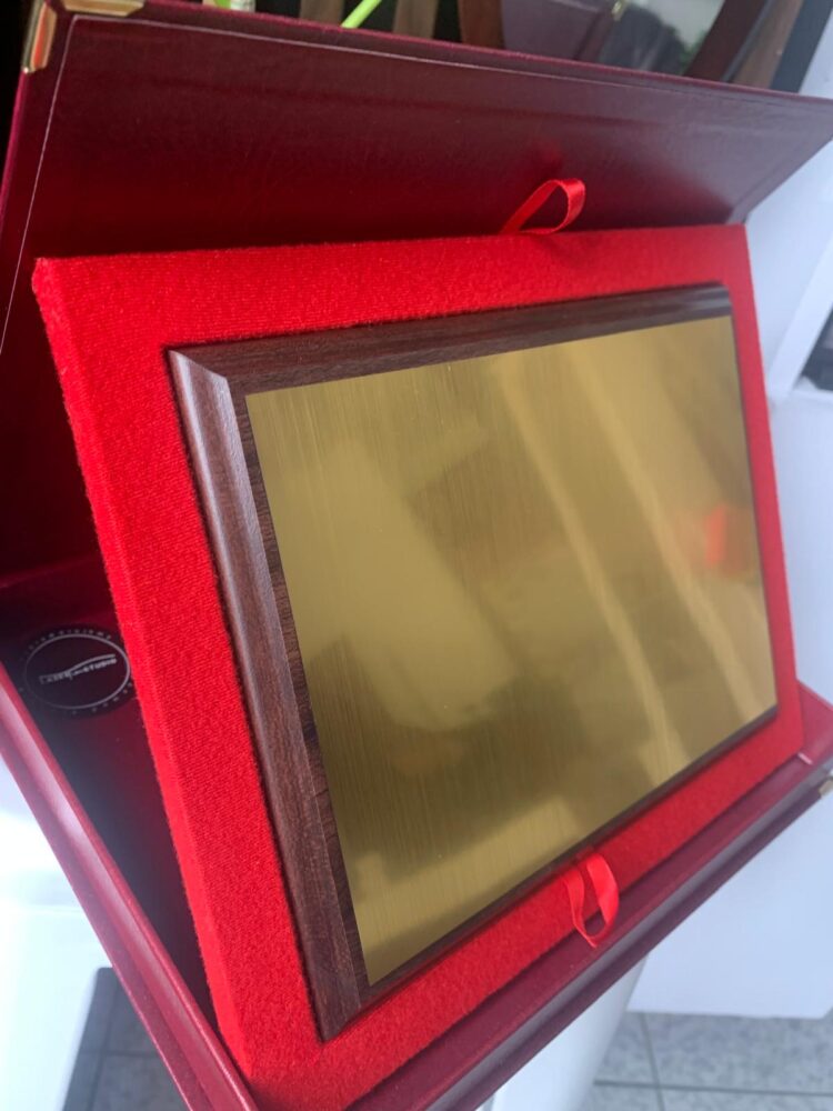 Podziękowanie/dyplom/certyfikat na podkładzie drewnianym w reprezentacyjnym opakowaniu! Personalizacja! CZERWONY/ZŁOTY - obrazek 3