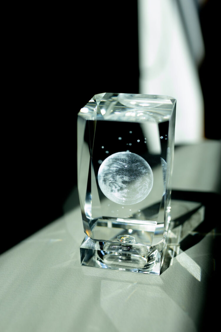 Personalizowana Statuetka Kryształowa 3D "KOSMOS" z grawerem i podświetleniem - Pamiątka Nie z Tej Ziemi! - obrazek 3