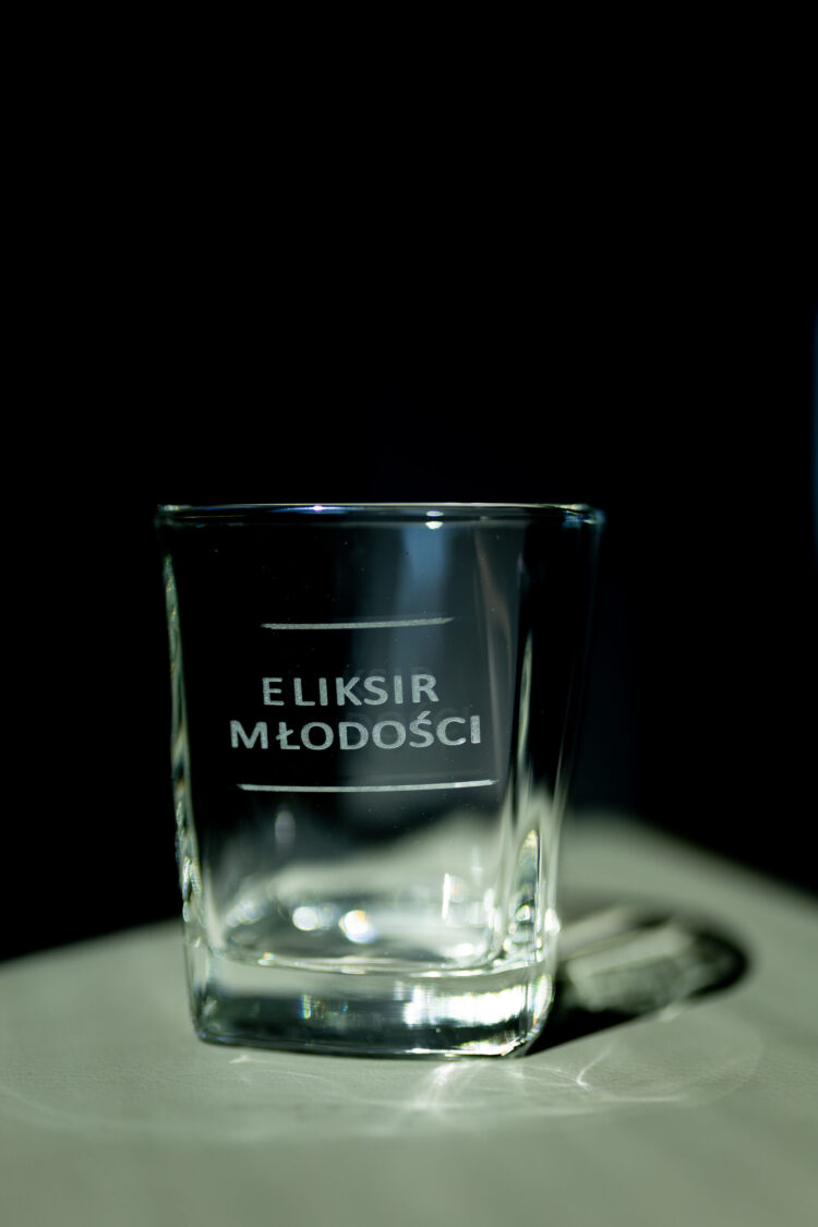 Grawerowana szklanka do whiskey/drinków „ELIKSIR MŁODOŚCI”. Grawerowanie laserowe! - obrazek 3