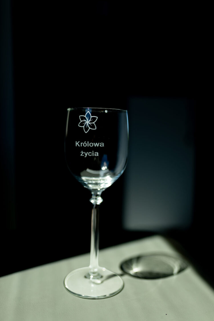 Kieliszek do Wina z grawerem „Królowa życia". Personalizacja! - obrazek 2