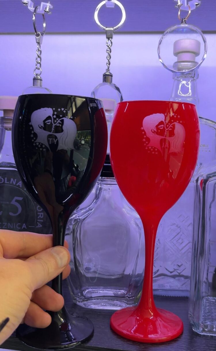 „Black & Red Love" – Zestaw 2 Kieliszków z Personalizowanym Grawerem! - obrazek 5